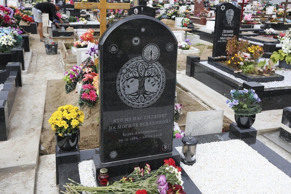 Памятник горизонтальной плитой и лампадкой