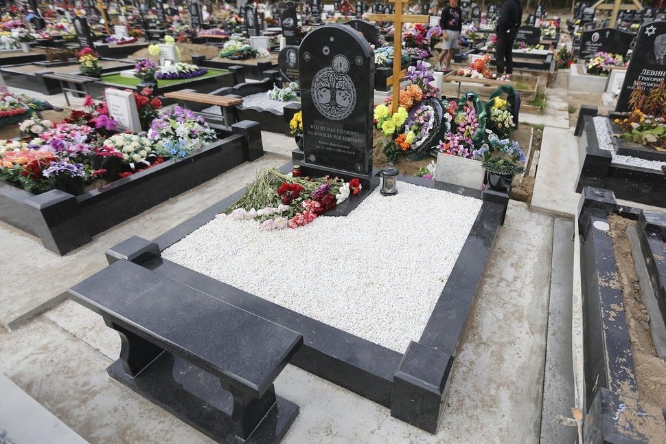 Памятник горизонтальной плитой и лампадкой