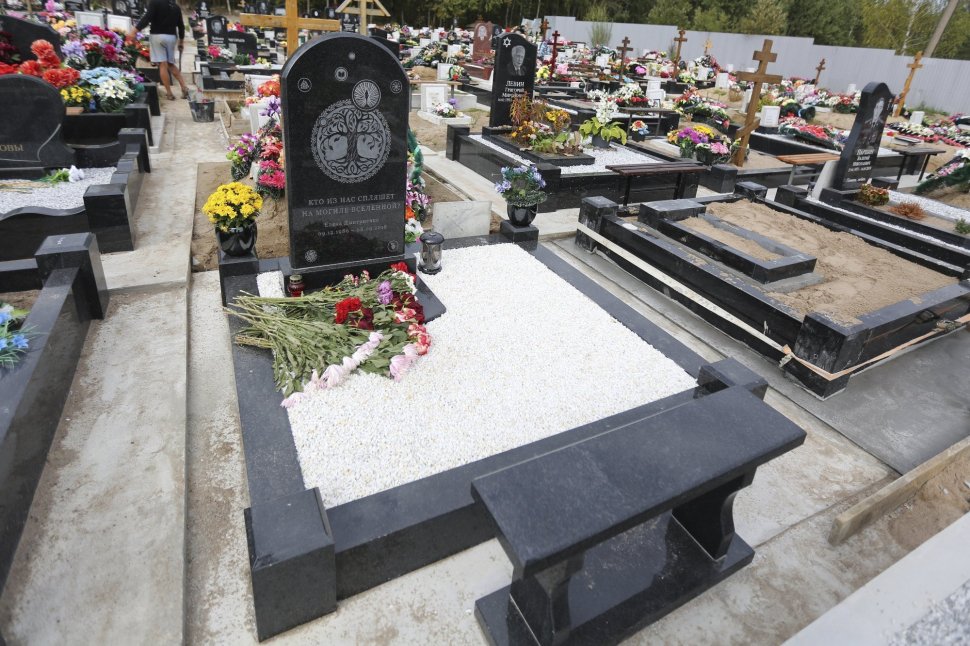 Памятник горизонтальной плитой и лампадкой