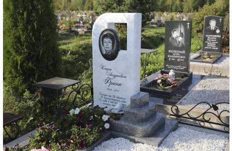 Памятник из белого мрамора с портретом