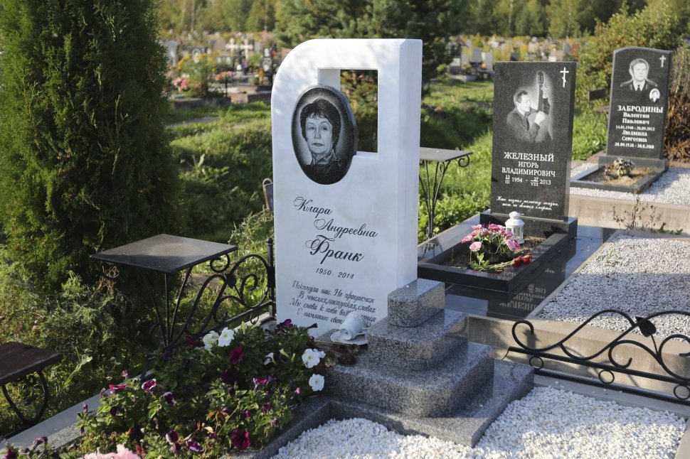 Памятник из белого мрамора с портретом