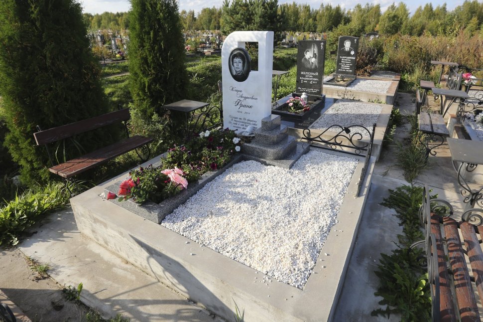 Памятник из белого мрамора с портретом