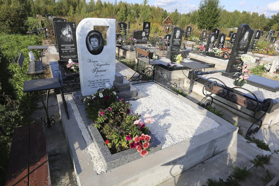 Памятник из белого мрамора с портретом