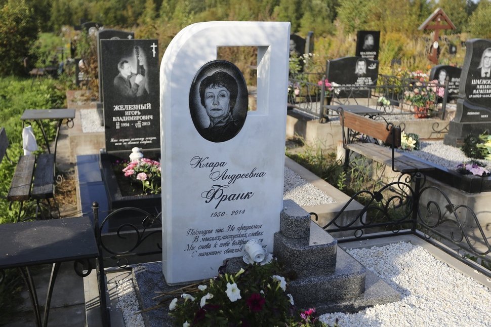 Памятник из белого мрамора с портретом