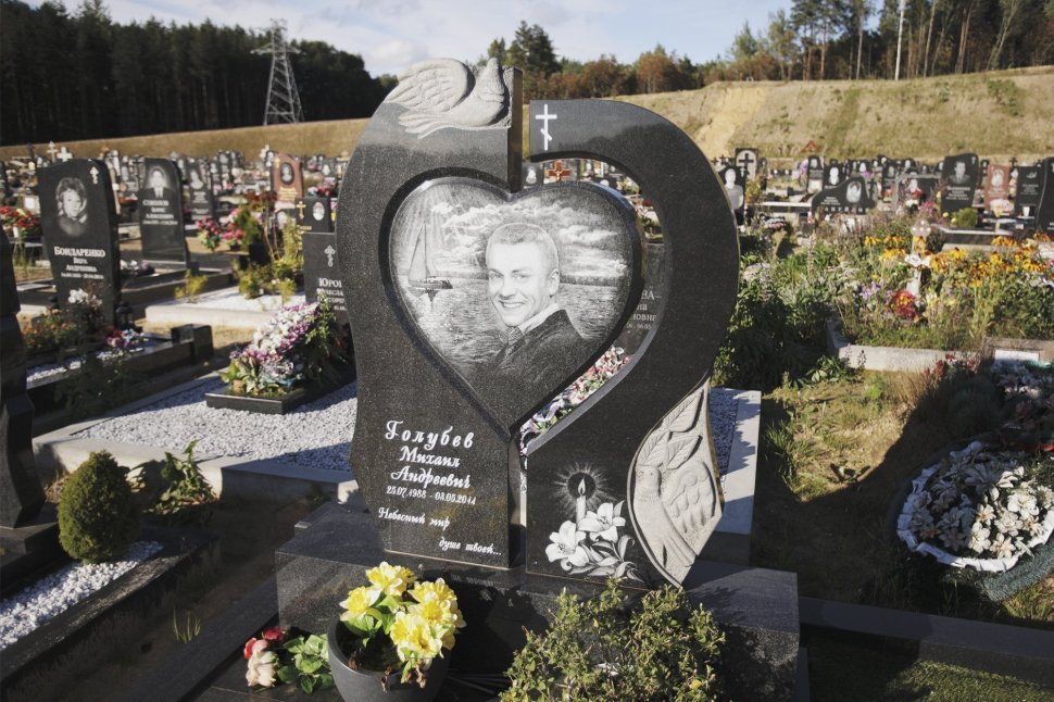 Памятник из Габбро с сердцем и голубями