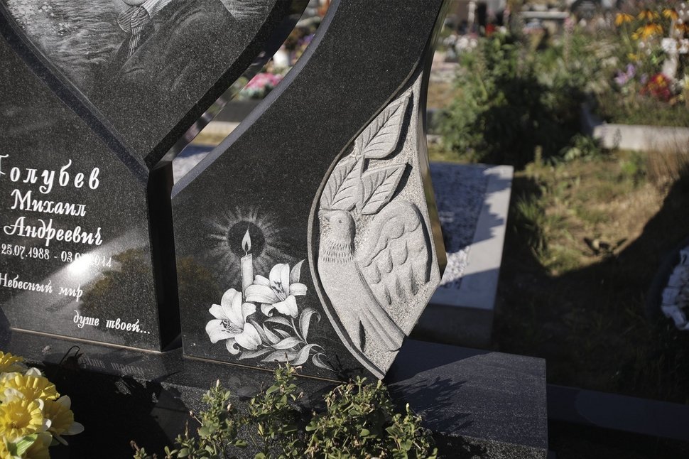 Памятник из Габбро с сердцем и голубями