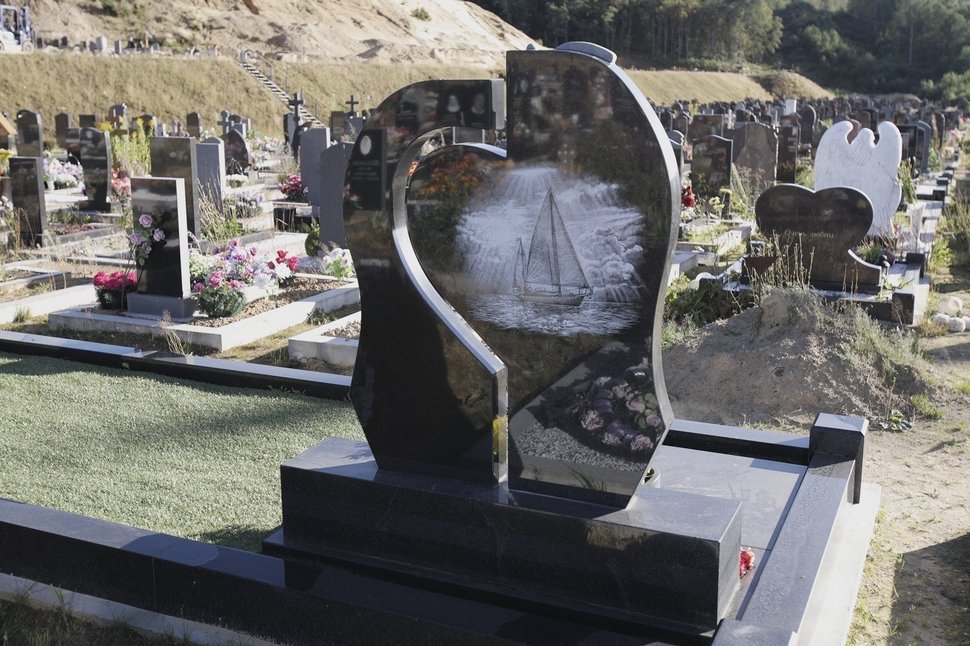 Памятник из Габбро с сердцем и голубями