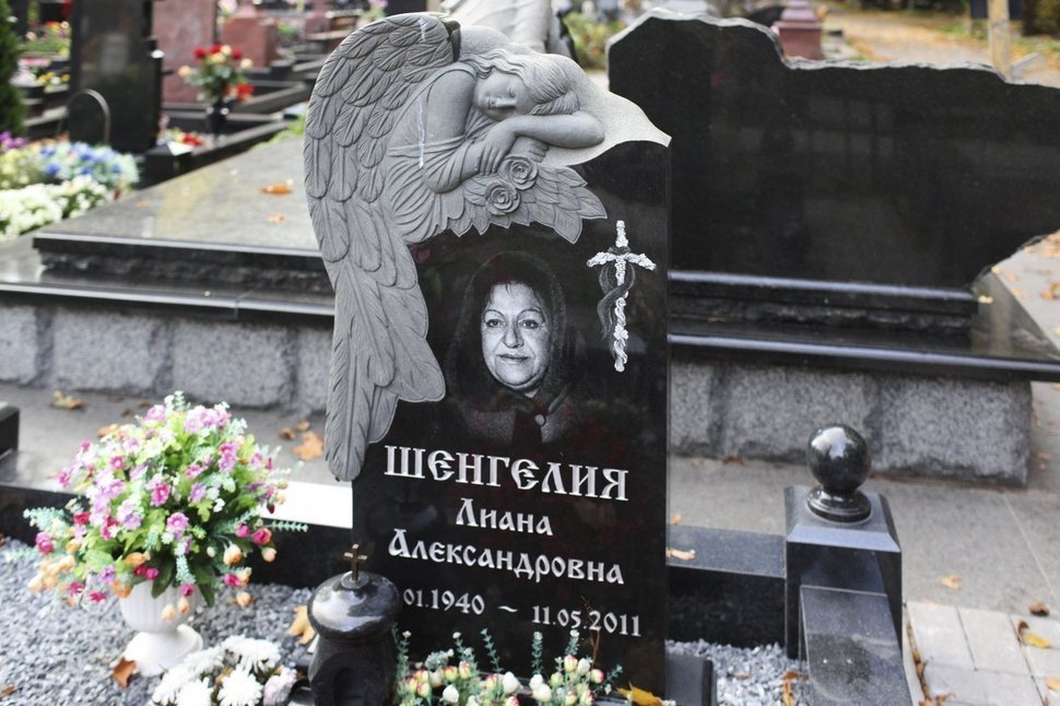 Памятник из гранита Габбро с ангелом