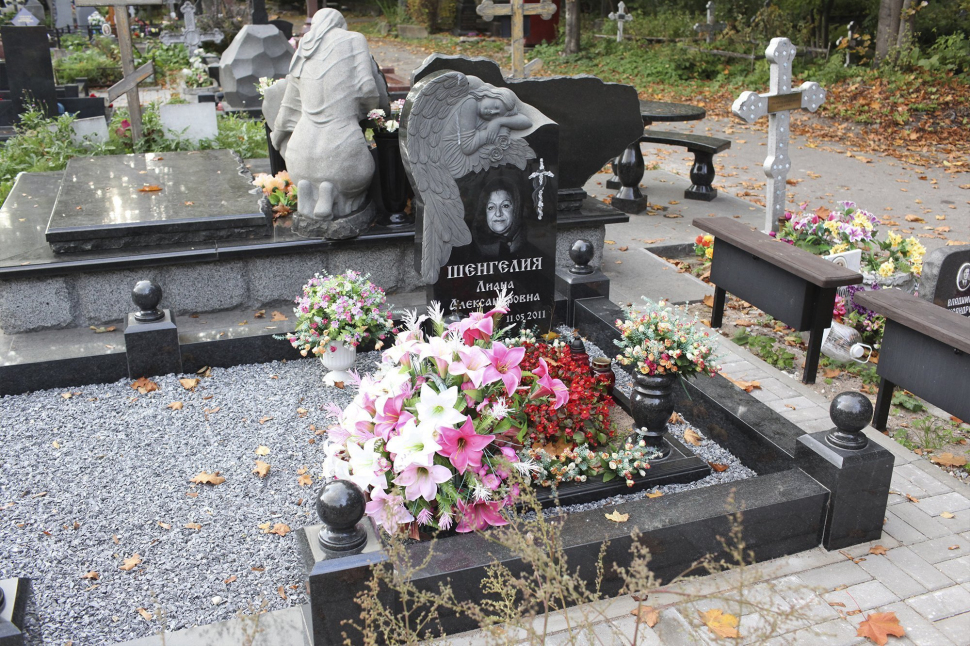Памятник из гранита Габбро с ангелом