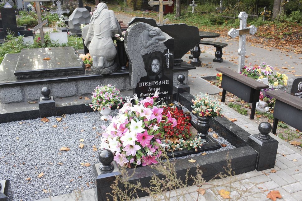 Памятник из гранита Габбро с ангелом