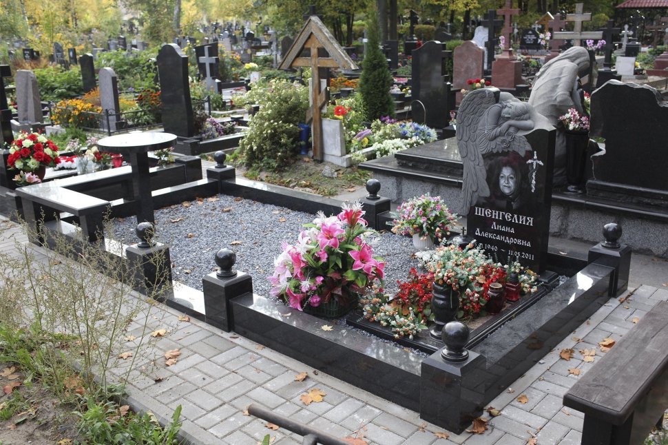 Памятник из гранита Габбро с ангелом