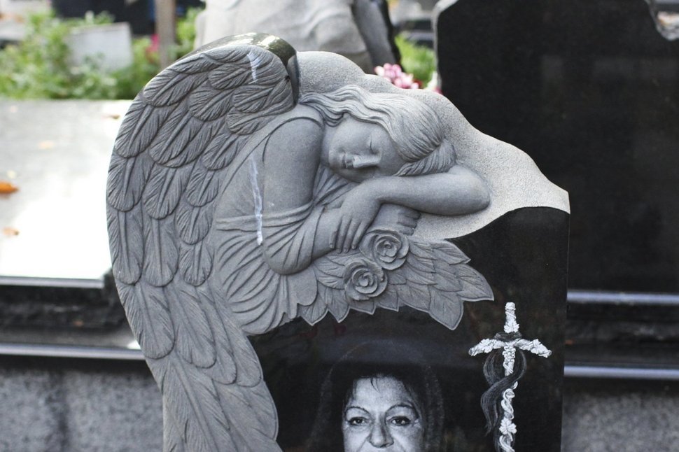 Памятник из гранита Габбро с ангелом
