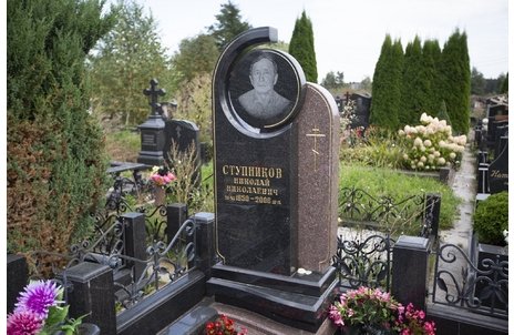 Памятник из двух видов гранита с круглым портретом