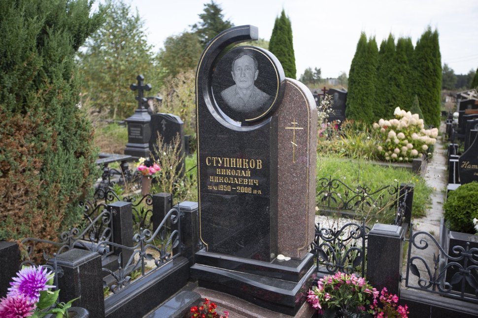 Памятник из двух видов гранита с круглым портретом