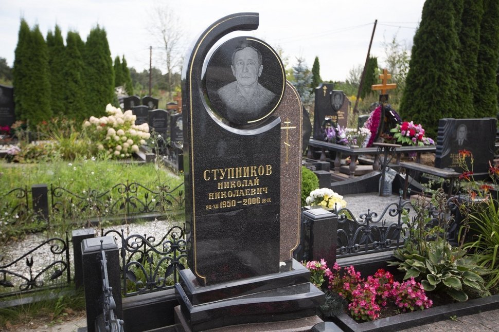 Памятник из двух видов гранита с круглым портретом