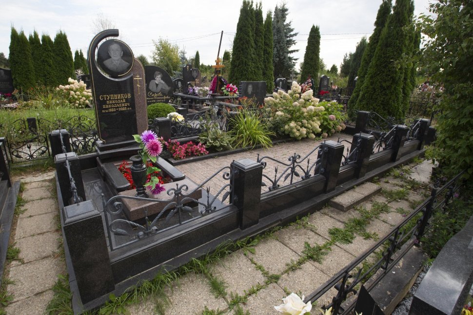 Памятник из двух видов гранита с круглым портретом