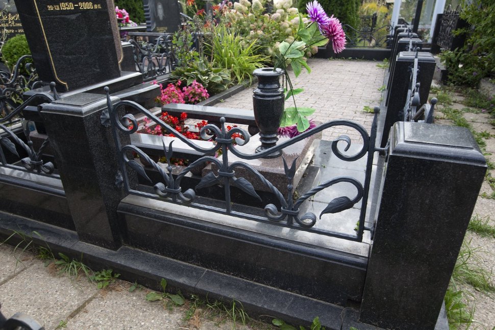 Памятник из двух видов гранита с круглым портретом