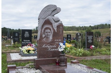Памятник из красного гранита со скульптурным ангелом