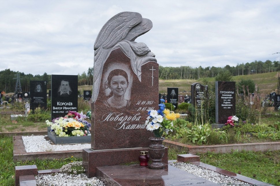 Памятник из красного гранита со скульптурным ангелом
