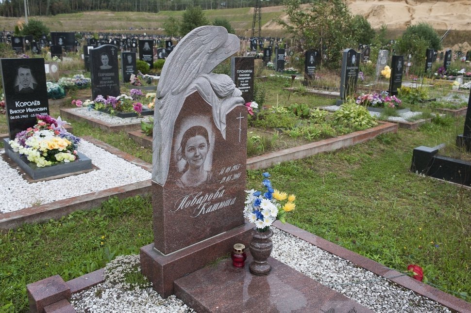 Памятник из красного гранита со скульптурным ангелом