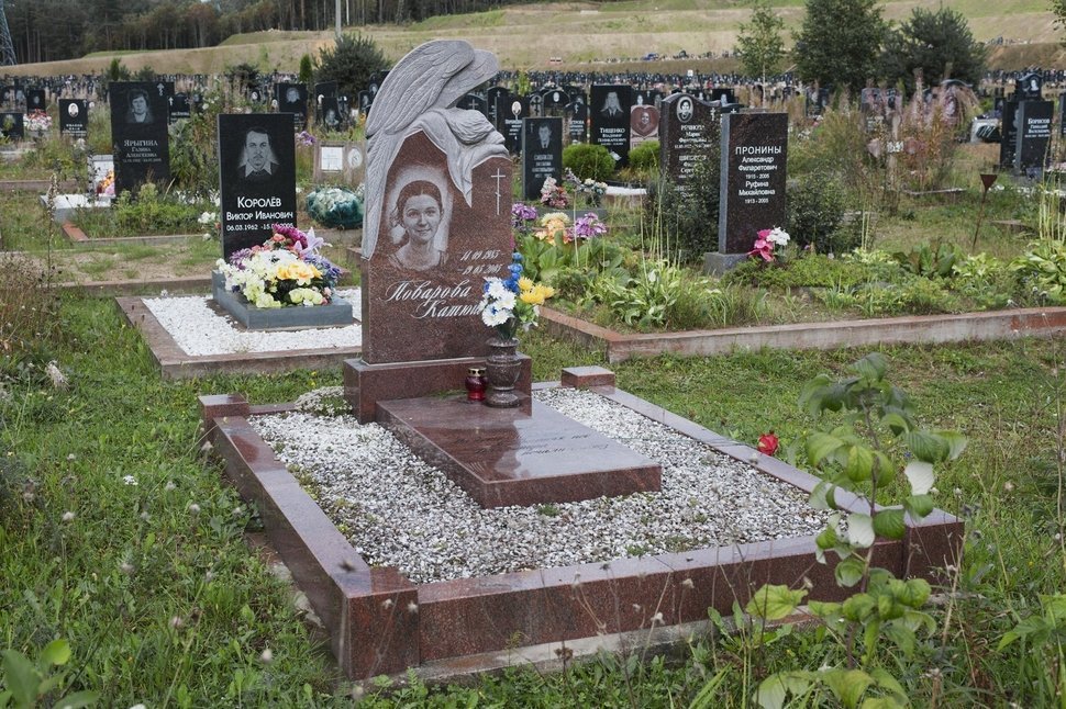 Памятник из красного гранита со скульптурным ангелом