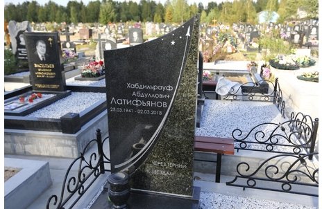 Памятник из черного и зеленого гранитов