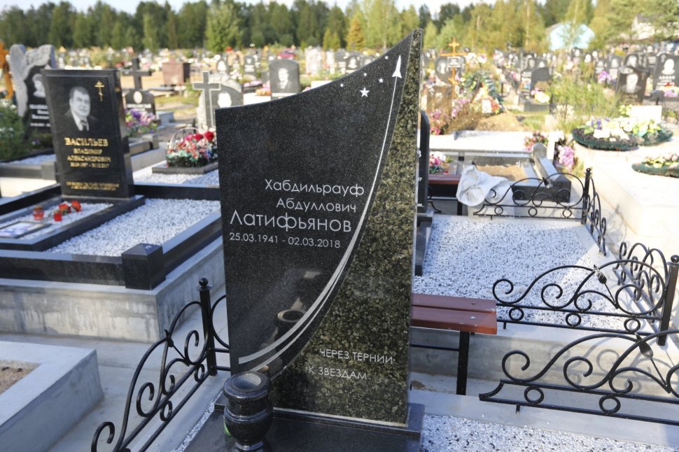 Памятник из черного и зеленого гранитов