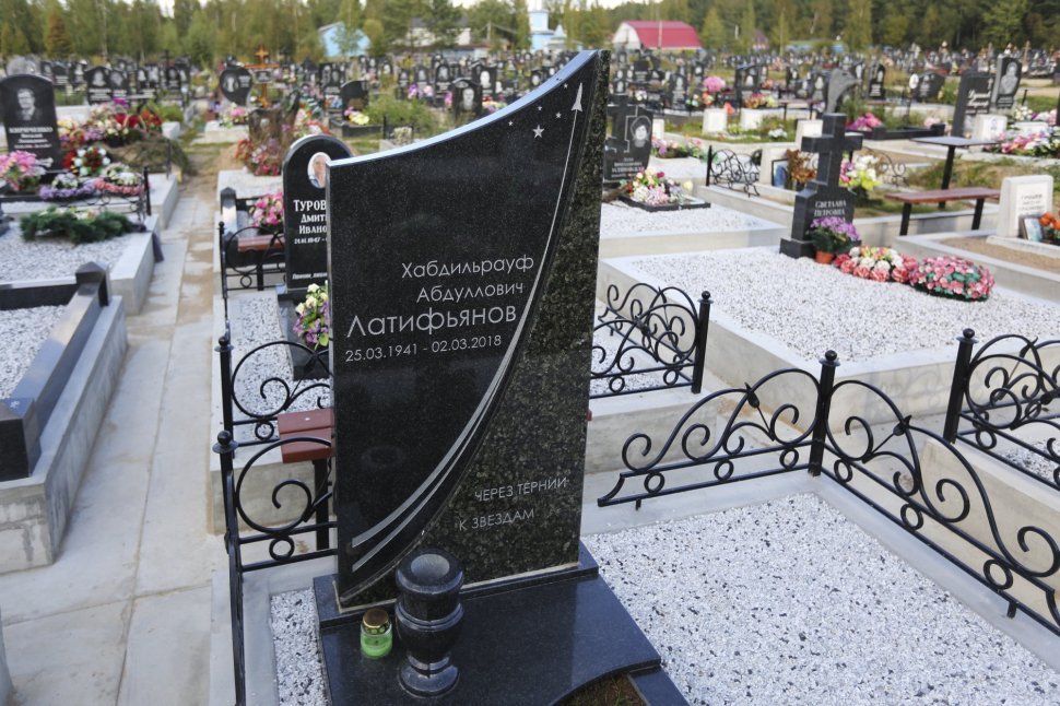 Памятник из черного и зеленого гранитов