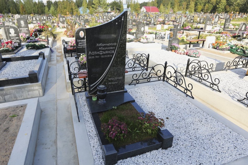 Памятник из черного и зеленого гранитов