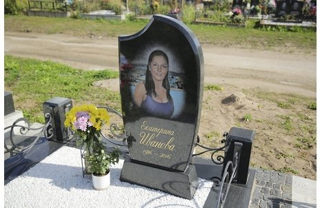 Памятник на одного человека с кованой оградой