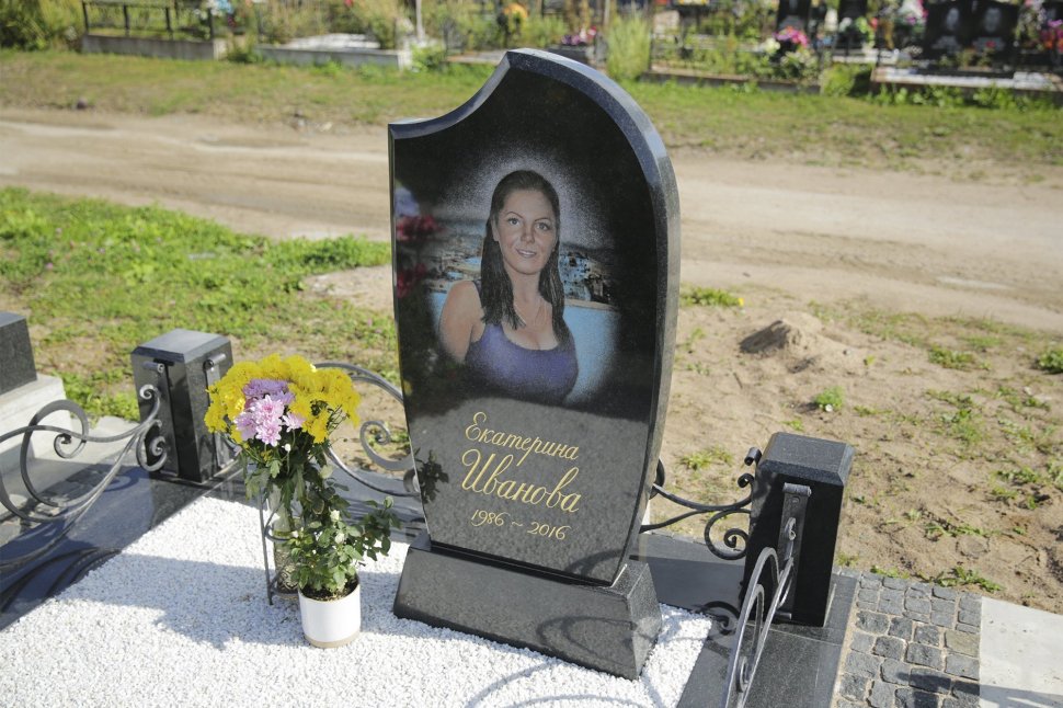 Памятник на одного человека с кованой оградой