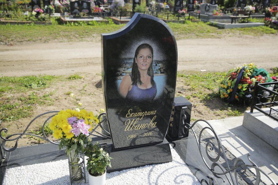 Памятник на одного человека с кованой оградой