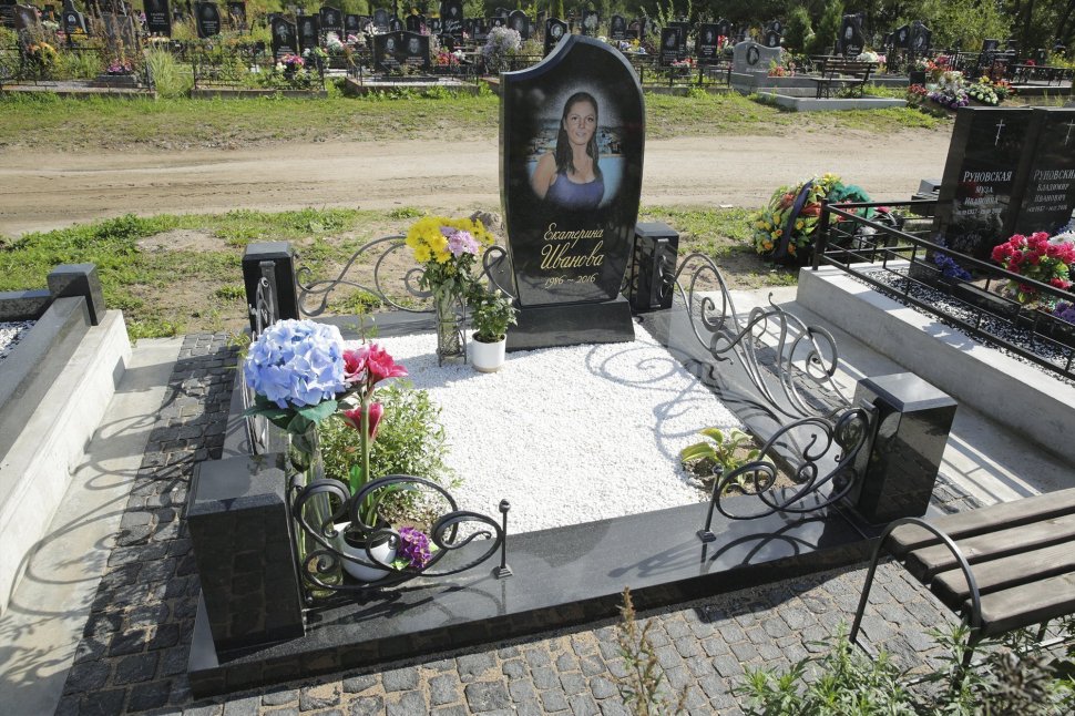 Памятник на одного человека с кованой оградой