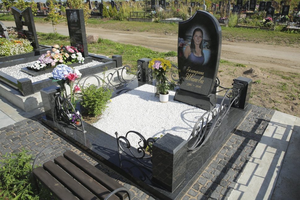 Памятник на одного человека с кованой оградой