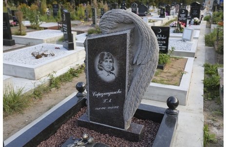 Памятник с крылом ангела и книгой