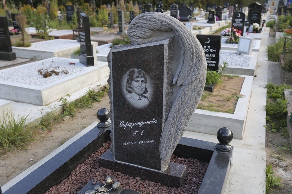 Памятник с крылом ангела и книгой