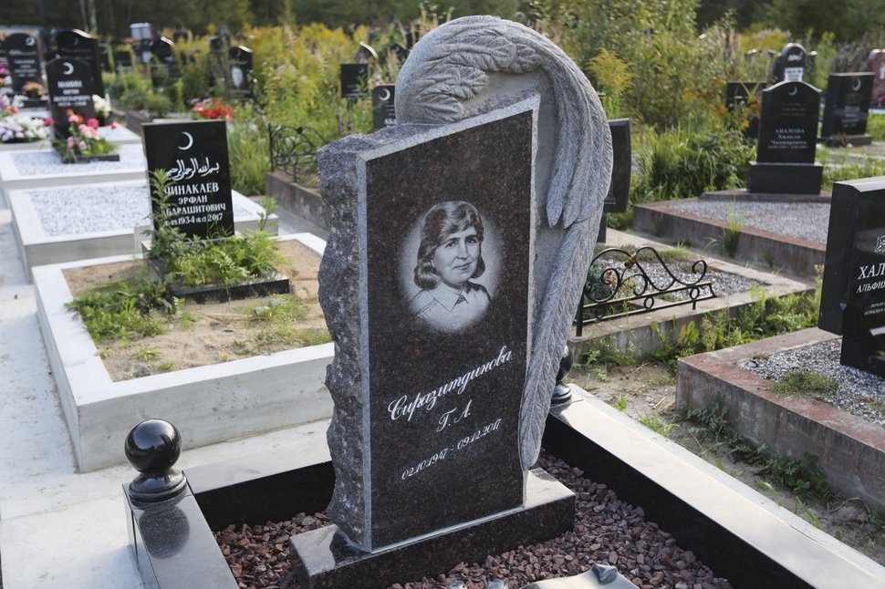 Памятник с крылом ангела и книгой