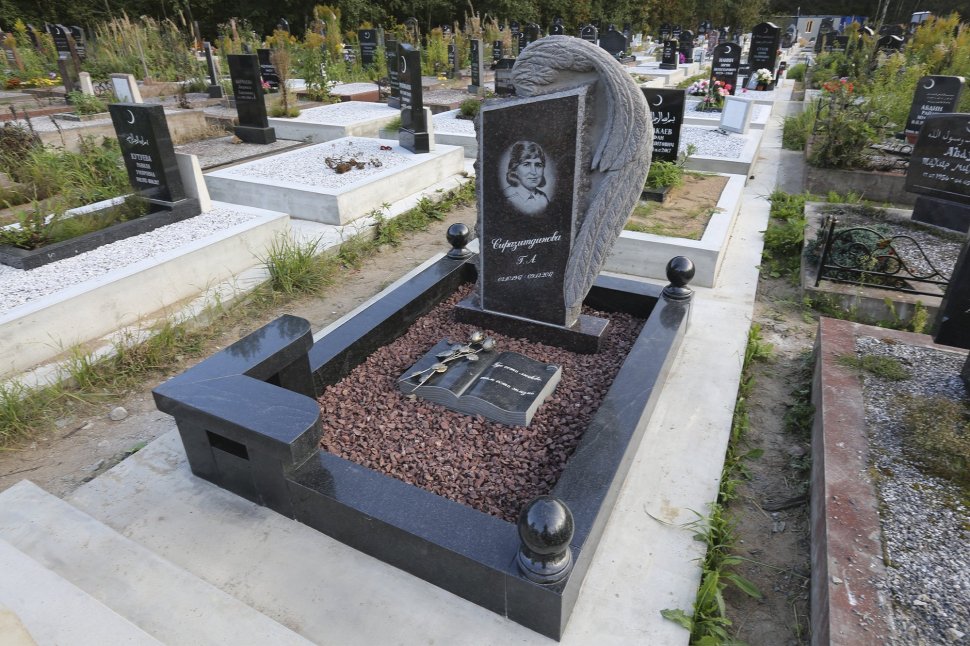 Памятник с крылом ангела и книгой