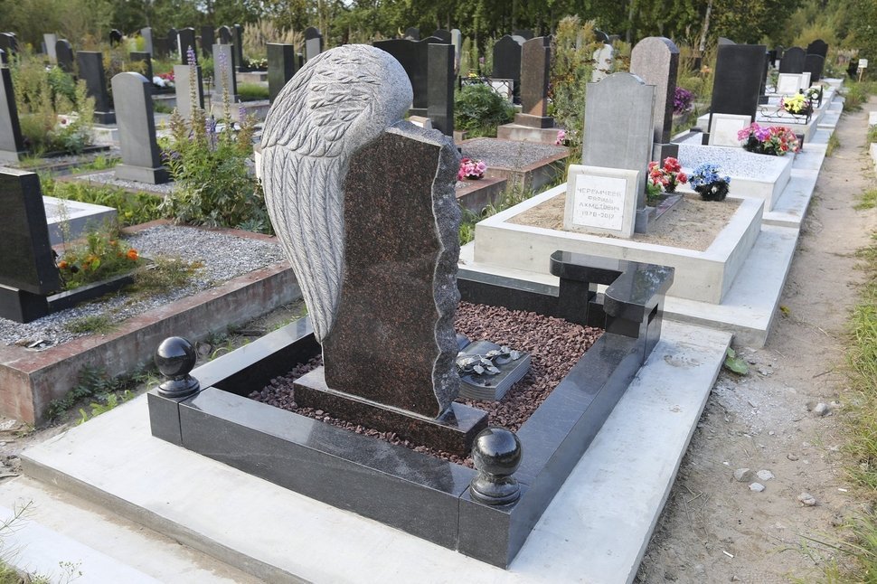 Памятник с крылом ангела и книгой