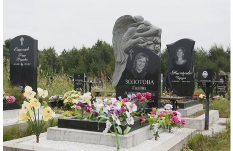 Памятник с резным ангелом