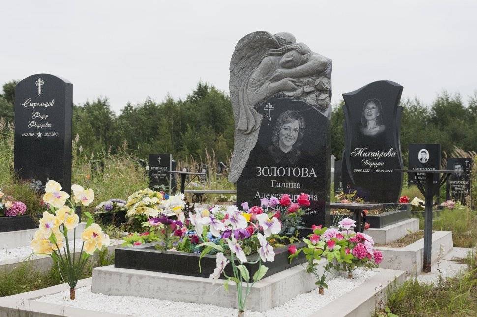 Памятник с резным ангелом