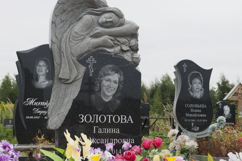 Памятник с резным ангелом