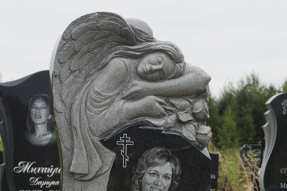 Памятник с резным ангелом