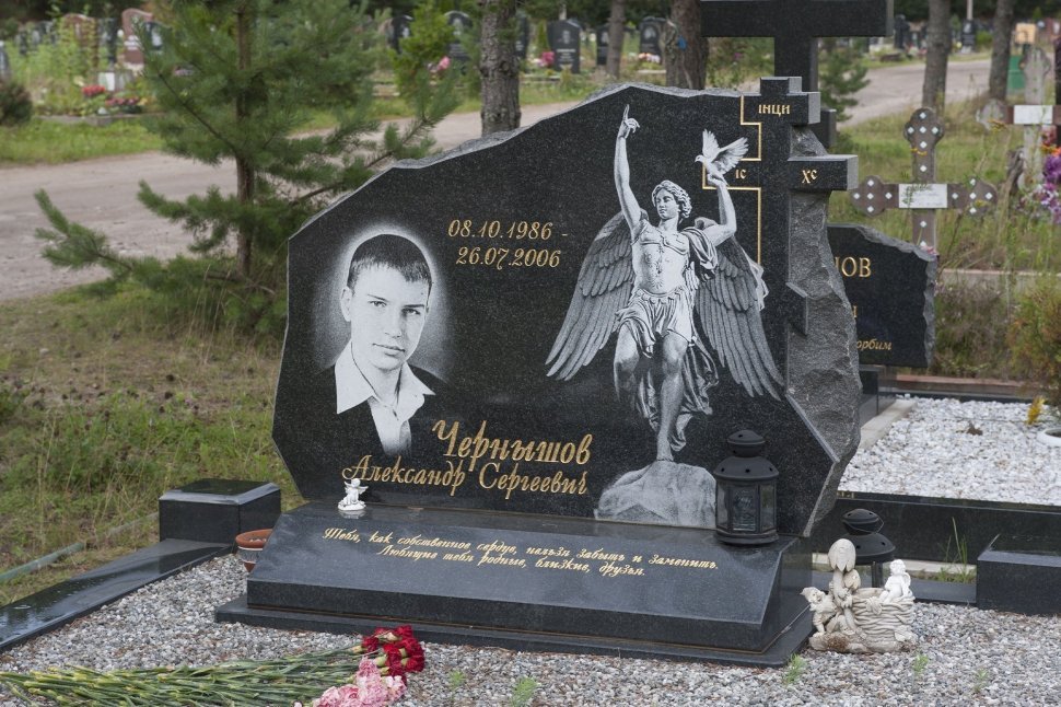 Памятник скала с вырубным крестом и автогравировкой