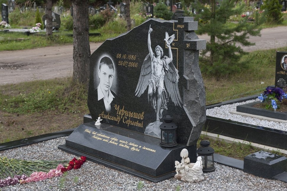 Памятник скала с вырубным крестом и автогравировкой