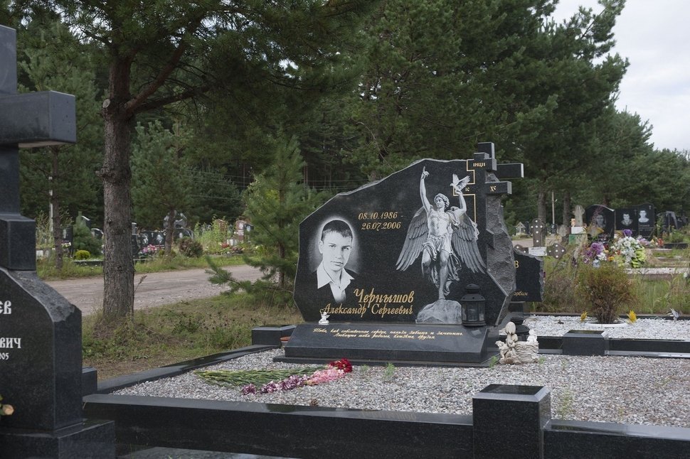 Памятник скала с вырубным крестом и автогравировкой