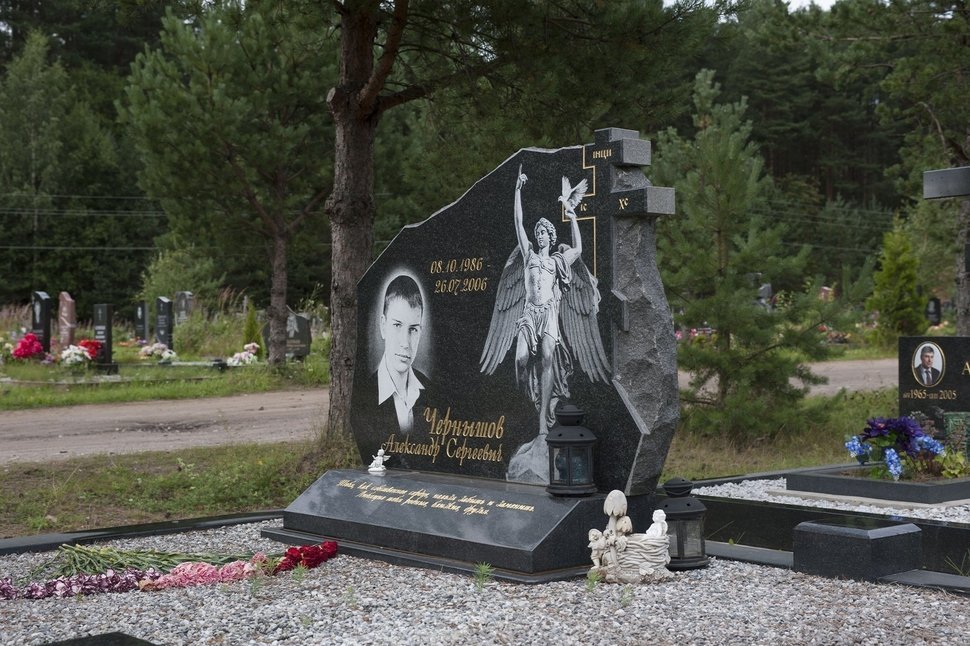 Памятник скала с вырубным крестом и автогравировкой