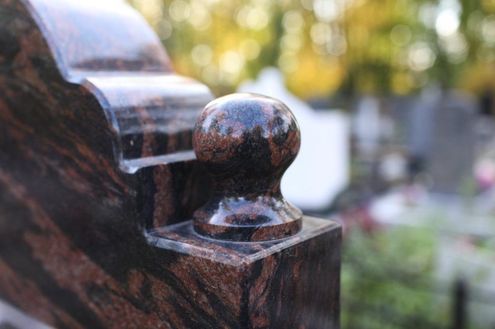 Памятник-арка с колоннами