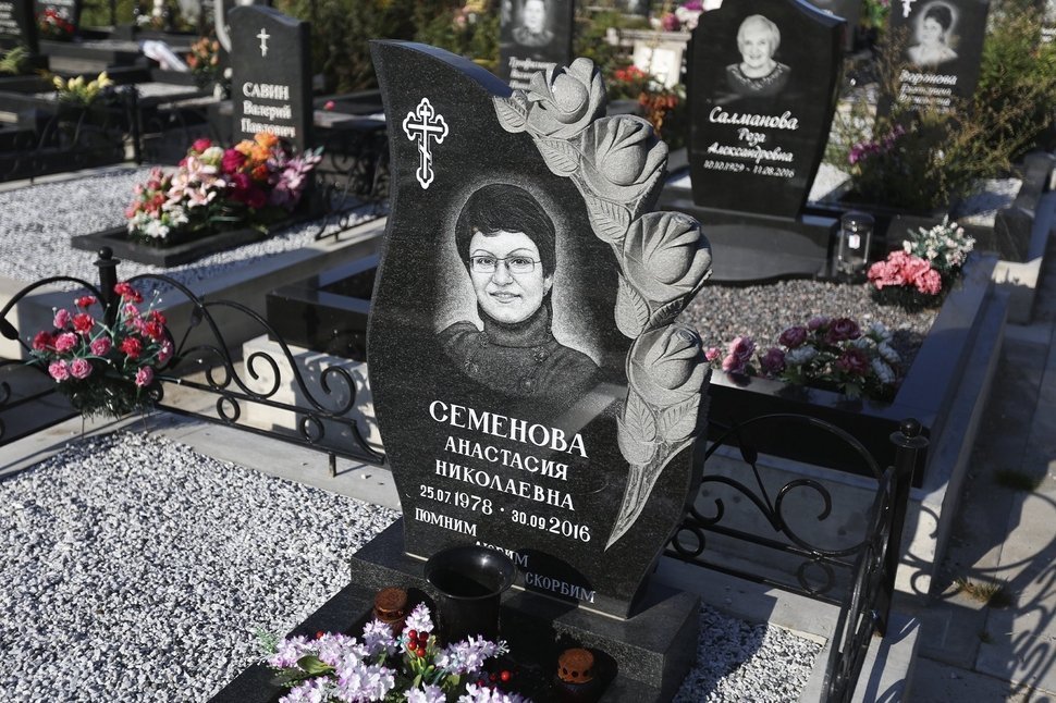 Памятник-капля с резными розами