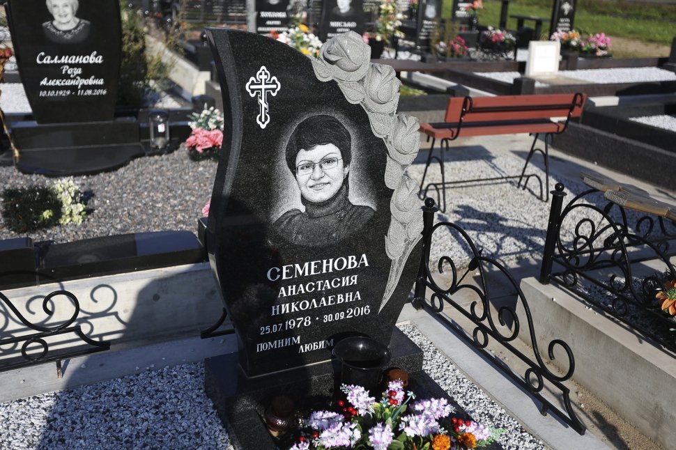 Памятник-капля с резными розами